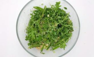 смешиваем зелень и киноа