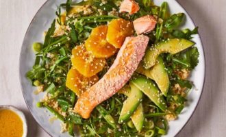 готовый салат с семгой и авокадо