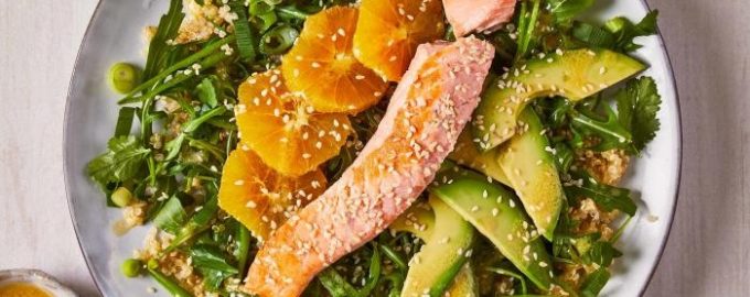 готовый салат с семгой и авокадо