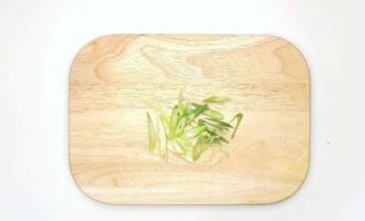 нарезаем зеленый лук