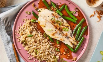 готовая рыба со стручковой фасолью