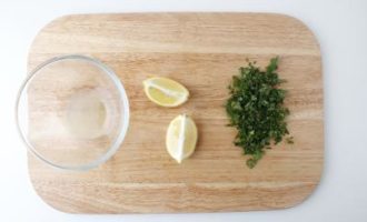 нарезаем лимон и зелень