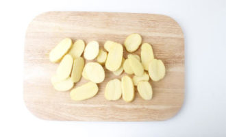 нарезаем картошку