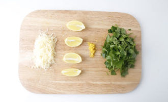 нарезаем шпинат и лимон