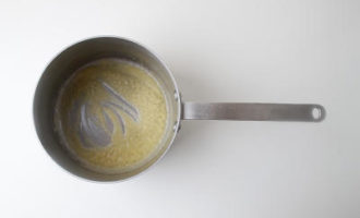 добавляем муку к маслу