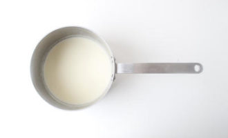 добавляем молоко