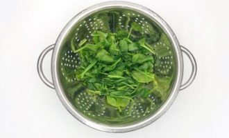 промываем шпинат