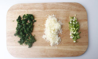 нарезаем зелень и сыр