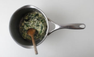 добавляем зелень и сыр в пюре