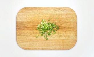 нарезаем зеленый лук