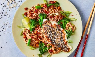 готовая треска в кунжуте с лапшой