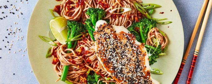 готовая треска в кунжуте с лапшой