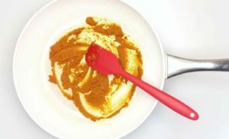 добавляем соусы и приправы