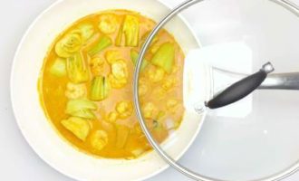 добавляем креветки