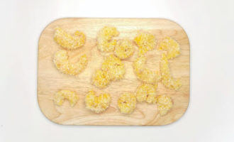 обваливаем креветки в панировке