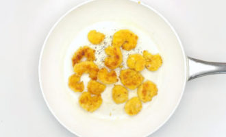 обжариваем креветки