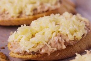 запекаем брускетту