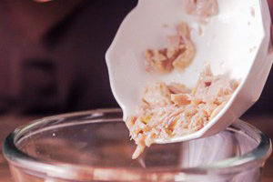 высыпаем тунца