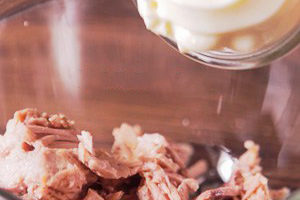 добавляем майонез