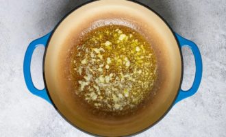 добавляем чеснок в масло