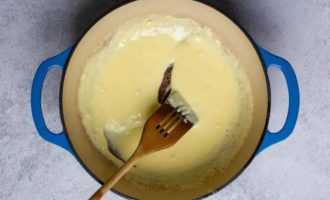 размешиваем соус альфредо