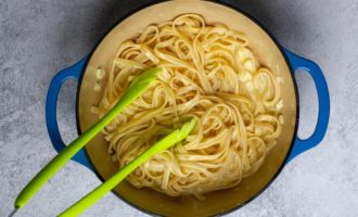 добавляем пасту в соус альфредо