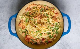 паста фетучини с лососем в сливочном соусе альфредо