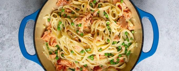 паста фетучини с лососем в сливочном соусе альфредо