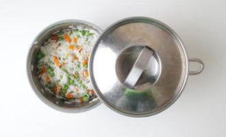 добавляем горошек к рису