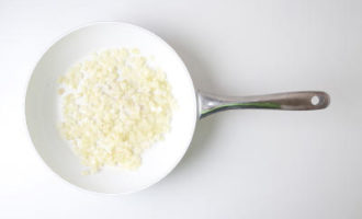 обжариваем лук