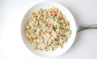 обжариваем рис