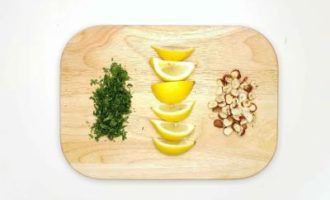 нарезаем орехи, лимон и зелень