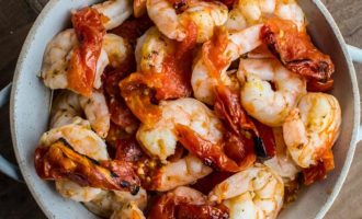 запекаем креветки