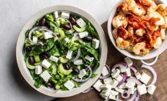 смешиваем салат