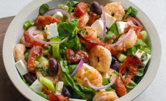 греческий салат с креветками