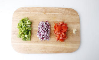 нарезаем овощи