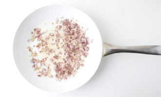 обжариваем лук