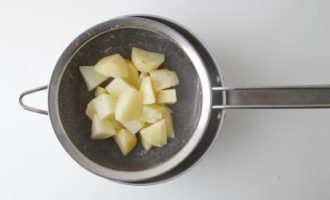 варим картофель