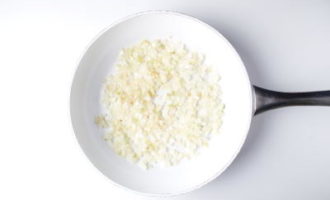 обжариваем лук