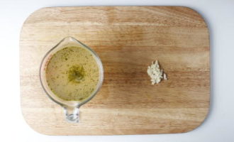 смешиваем бульон с шафраном