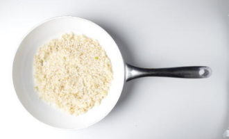 добавляем рис и чеснок