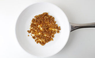 обжариваем лук