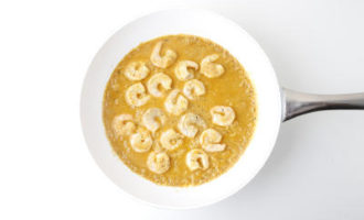 добавляем креветки