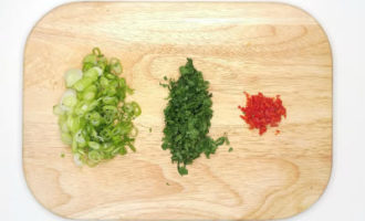 нарезаем зелень и чили