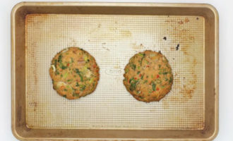 запекаем котлеты