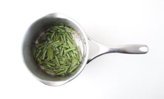 добавляем лук к фасоли