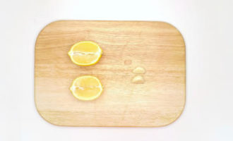 нарезаем лимон и чеснок