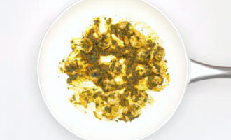 обжариваем креветки