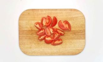 нарезаем помидоры