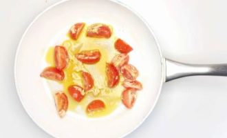 обжариваем помидоры